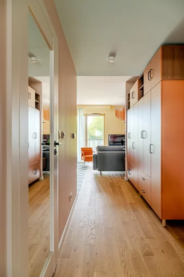 Niewielkie mieszkanie w energetycznych kolorach, projekt Deer Design 