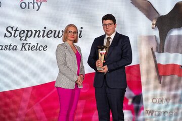 Marcin Stępniewski, radny Miasta Kielce odbiera nagrodę Orły &bdquo;Wprost&rdquo;. Nagrodę wręczyła Marzena Zielińska, Prezes Zarządu Capital Point i&nbsp;Przewodnicząca Kapitułyala w&nbsp;Kielcach