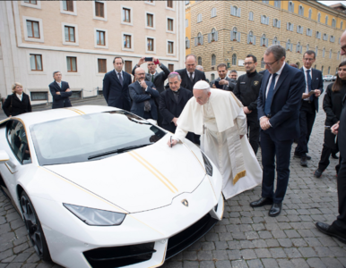 Miniatura: Luksusowy samochód dla papieża. Ojciec...