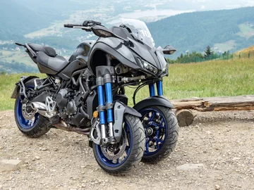 Yamaha Niken Yamaha Niken. Carving na kołach.