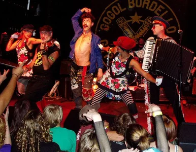 Miniatura: Gogol Bordello rozgrzeje publiczność z...