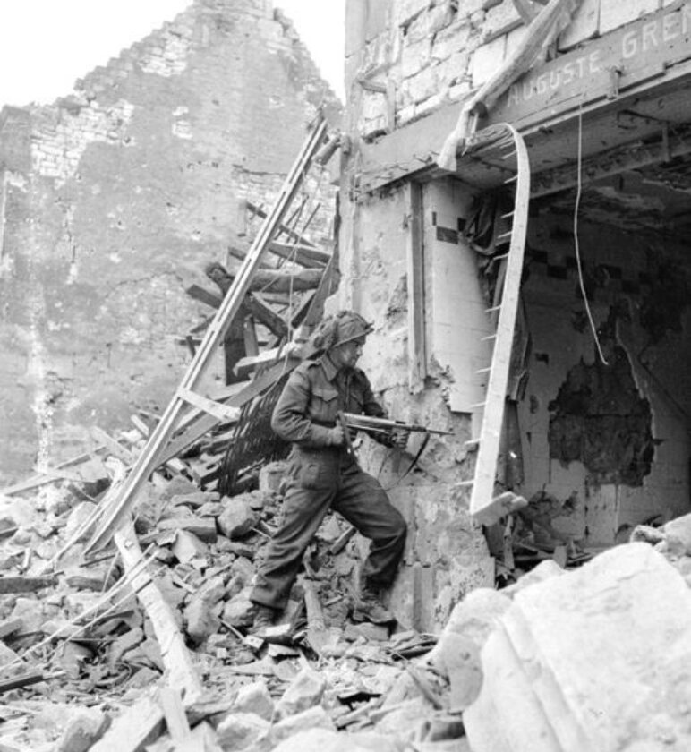 Na wojnie broń się nigdy nie marnuje. Kanadyjczyk uzbrojony w niemiecki pistolet maszynowy MP 40 przeczesuje ruiny Caen. 