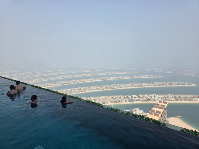 Aura Sky Pool, basen infinity na 50. piętrze