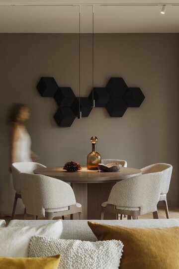 Apartament na warszawskim Mokotowie zaprojektowany przez VIA NOVA – przykład soft architecture, w której technologia KNX, stonowana paleta taupe i konsekwencja materiałowa budują ponadczasowy klimat 