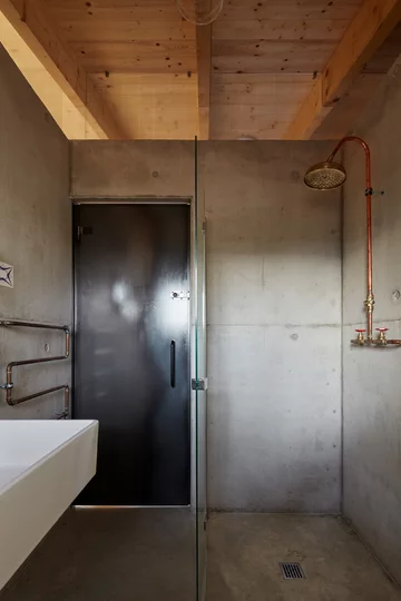 Przytulne wnętrza skryte za betonową ścianą, projekt Mjölk architekti Linka, Mjolk
