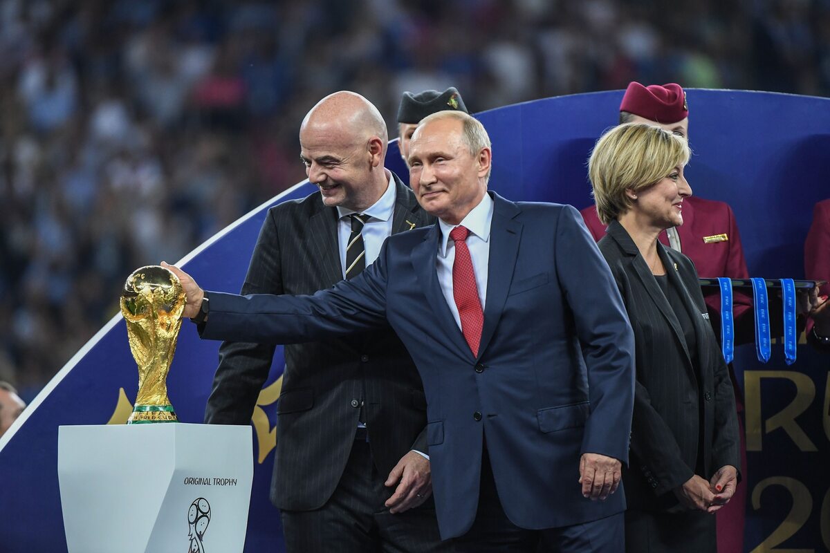 Władimir Putin osobiście nadzorował wręczenie Pucharu Świata 