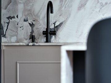 Apartament na&nbsp;Mokotowie zaprojektowany przez Agatę Kasprzyk-Olszewską z&nbsp;Loft Factory łączy codzienną funkcjonalność z&nbsp;francuską elegancją