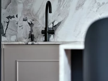 Apartament na Mokotowie zaprojektowany przez Agatę Kasprzyk-Olszewską z Loft Factory łączy codzienną funkcjonalność z francuską elegancją 