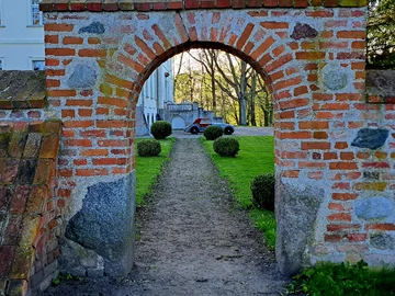 Park w Nakomiadach na Mazurach wiosną 