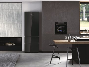 Eleganckie szklane drzwi nadają lod&oacute;wce HAIER 3D HTW7720DNGB oryginalnego wyglądu i&nbsp;stanowią piękny akcent w&nbsp;każdej kuchni. Kolejną zaletą element&oacute;w szklanych jest łatwość utrzymania ich w&nbsp;czystości