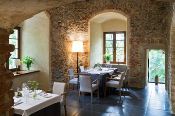 Restauracja Uroczyska Siedmiu Staw&oacute;w mieści się w&nbsp;zabytkowych wnętrzach zamku w&nbsp;Goli Dzierżoniowskiej. Zachowane kamienne i&nbsp;ceglane mury, sklepienia oraz&nbsp;historyczne detale zostały zestawione ze&nbsp;wsp&oacute;łczesnym wyposażeniem