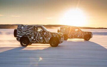 Zamaskowany Land Rover Defender