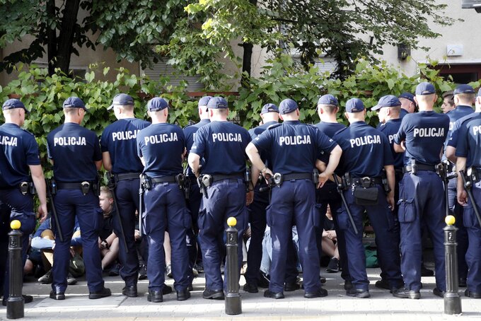 Policjanci pilnują porządku podczas Parady Równości