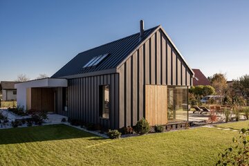 Atrium House, to&nbsp;prywatny azyl, w&nbsp;kt&oacute;rym światło zostało podniesione do&nbsp;rangi gł&oacute;wnego elementu kompozycyjnego, determinującego zar&oacute;wno estetykę, jak i&nbsp;funkcjonalność. Projekt: pracownia MOKAA