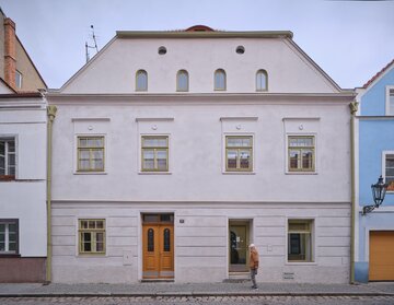 Renowacja Oblouková 171 trwała osiem lat, dziś dawny dom w Žatcu zachwyca, projekt ORA 