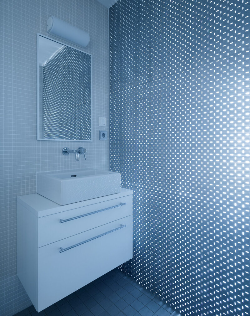 Ściana prysznica wykona z blachy perforowanej, projekt Barbora Leblova