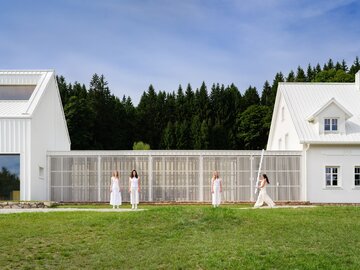 Rewitalizacja siedliska w&nbsp;G&oacute;rach Orlickich &ndash; radykalna, biała architektura NO Architects przywraca życie miejscu po&nbsp;dekadach zapomnienia
