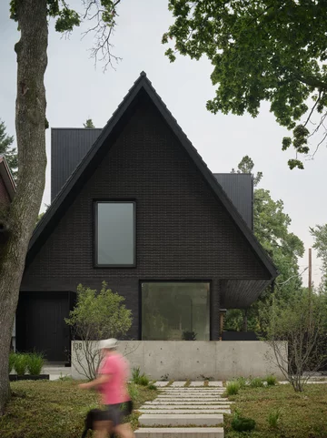 Dom z czarną kuchnią, projekt Batay-Csorba Architects 
