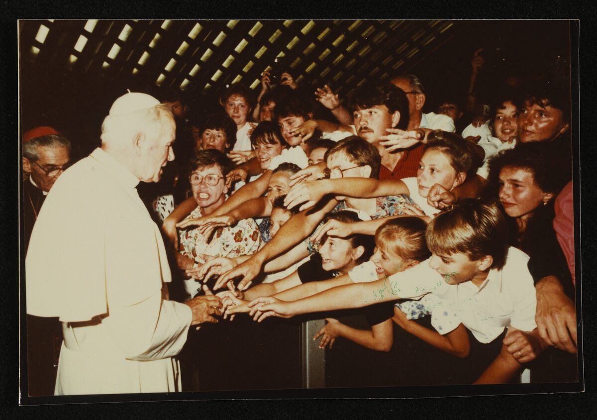 Jan Paweł II podczas spotkania z wiernymi w Rzymie (21.07.1990 r.) 