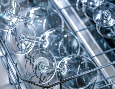 Miniatura: Dlaczego szklanki i kieliszki matowieją w...
