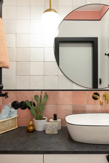 Różowe mieszkanie z miejscem do pracy, projekt KODO KODO, różowe, małe, mieszkanie