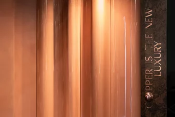 Patynowana miedź we wnętrzu – materiał, który z czasem zyskuje głębię i staje się architektonicznym akcentem przestrzeni premium 