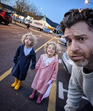 Simon Hooper z rodziną 