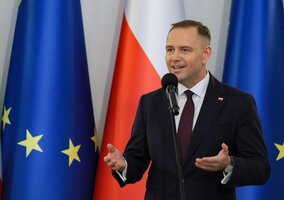Miniatura: Nawrocki w nieformalnym stroju w oknie...