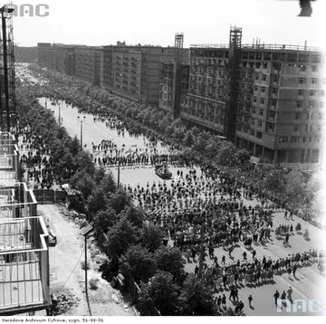 Pochód na ul. Marszałkowskiej - widok z góry od ul. Nowogrodzkiej w stronę pl. Konstytucji. (1961 r.)(fot. NAC)