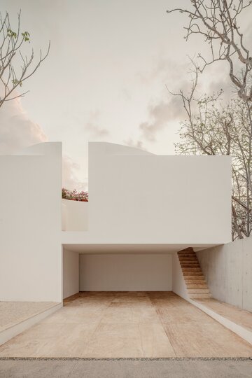 Casa Malonic w Zihuatanejo zaprojektowana przez HW Studio. Prosta biała bryła, okrągły dziedziniec i otwarcie na otaczający krajobraz tworzą spójną, wyciszoną architekturę 