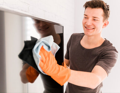 Miniatura: On tylko spryskał ekran płynem do szyb. Po...