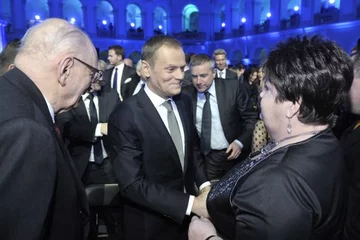 Donald Tusk przyjmuje gratulacje od Henryki Krzywonos i Władysława Bartoszewskiego (fot. J. Kurnikowski, E. Niemiec/AKPA/materiały prasowe)