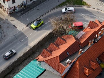 Kazimierz Dolny z&nbsp;lotu ptaka &ndash; kręte uliczki, czerwone dachy i&nbsp;wiosenna podr&oacute;ż elektryczną &Scaron;kodą Enyaq Coupe RS