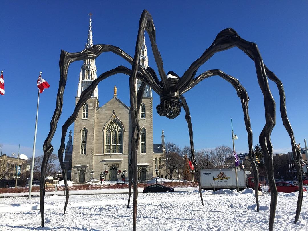 „Maman” To ponad 9-metrowy pająk ze stali i marmuru. Autorką dzieła jest Louise Bourgeois.