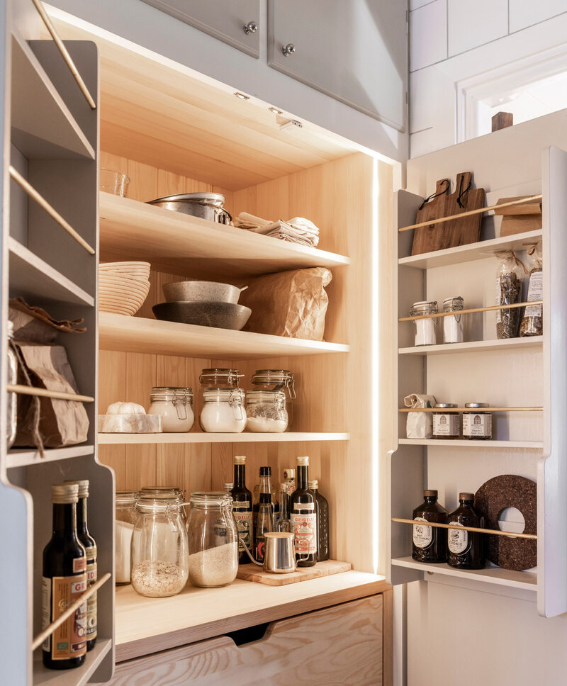 Półki na wewnętrznej stronie drzwi szafki kuchennej pomyślane na wzór tych w lodówce ułatwiają organizację przestrzeni do przechowywania