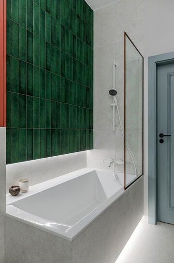 Projekt mieszkania na warszawskim Mokotowie autorstwa Deer Design to przykład spójnej aranżacji, w której funkcjonalność, kolor i jakość wykonania tworzą harmonijną, dopracowaną w każdym detalu przestrzeń do życia 