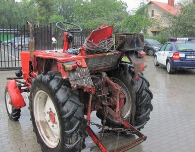 Miniatura: Traktorem wjechał w Tesco, potem...