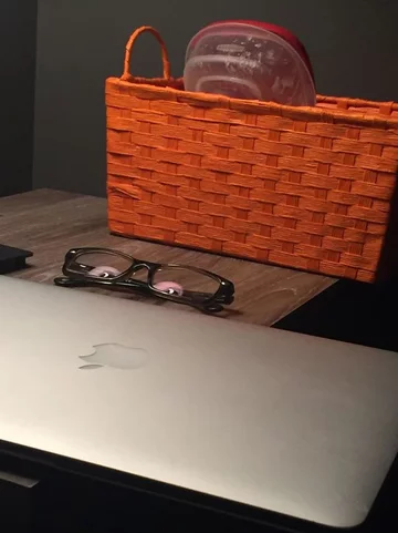 Gałki oczne doczepione do okularów? To tylko odbicie lampy