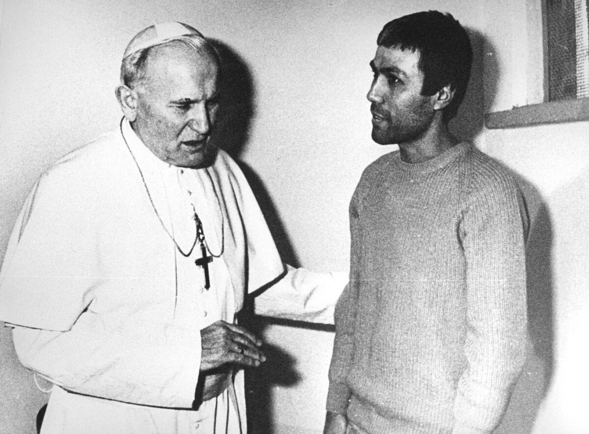 Jan Paweł II na spotkaniu z Mehmetem Ali Ağcą, zamachowcem, który próbował pozbawić go życia i ciężko zranił (1983 r.) 