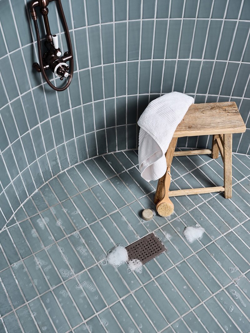 Marzysz o&nbsp;prysznicu w&nbsp;kształcie tuby? Wąskie płytki to&nbsp;umożliwiają