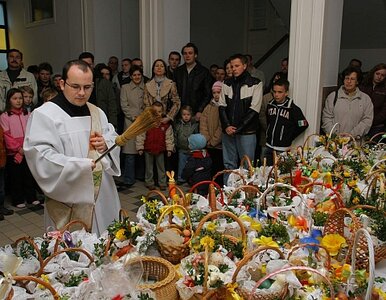 Miniatura: Wielka Sobota w kościołach - adoracja...