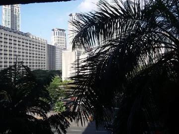 "Pozdrowienia z Manili" - pisze były prezydent 