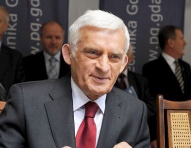 Miniatura: Buzek: nie można odebrać Ukrainie finału Euro