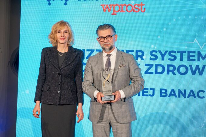 Nagrodę Wizjoner Systemu Ochrony Zdrowia prof. Maciejowi Banachowi wręczała wiceminister Urszula Demkow