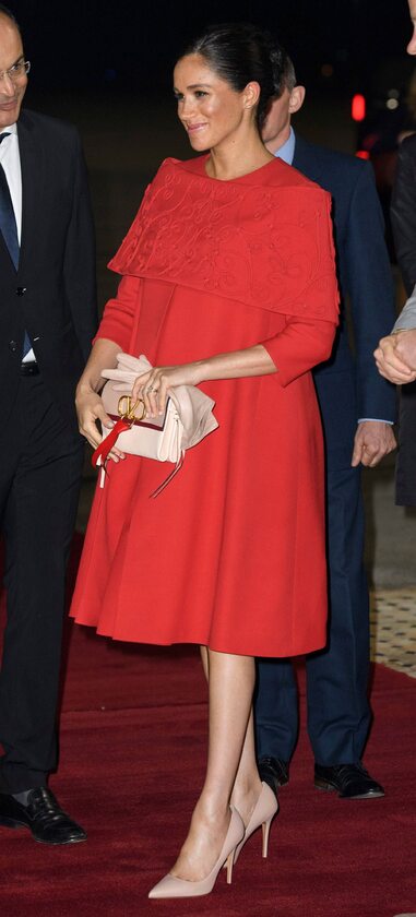 W dniu przylotu księżna postawiła na zdecydowaną czerwień 