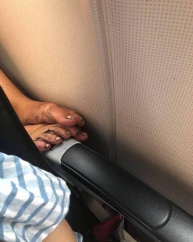 Dziwne zachowania i znaleziska w samolotach. Zdjęcie z profilu Passenger Shaming 