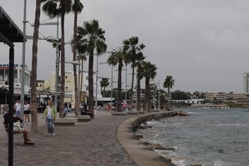Promenada w&nbsp;Pafos na&nbsp;Cyprze wiosną 2025 roku
