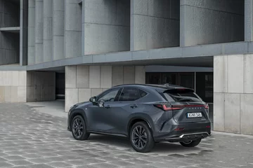 Nowy Lexus NX 450h+ 