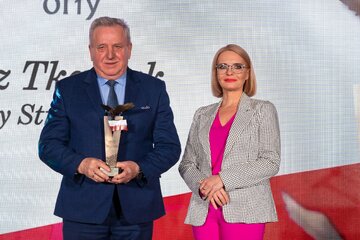 Tadeusz Tkaczyk, w&oacute;jt Gminy Strawczyn odbiera nagrodę Orły &bdquo;Wprost&rdquo;. Nagrodę wręczyła Marzena Zielińska, Prezes Zarządu Capital Point i&nbsp;Przewodnicząca KapitułyGala w&nbsp;Kielcach