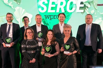 Gala rozdania nagr&oacute;d Zielone Serce &bdquo;Wprost&rdquo;. Laureaci oraz wręczający nagrody na jednej scenie